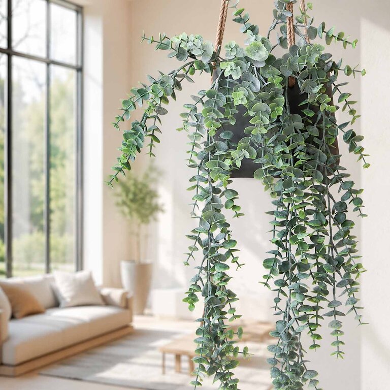 Kunstplant hangend Eucalyptus met groene bladeren is een hangplant met een natuurgetrouwe uitstraling en een lengte van 75 cm.