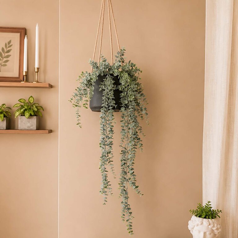 Kunstplant hangend Eucalyptus met groene bladeren is een hangplant met een natuurgetrouwe uitstraling en een lengte van 75 cm.