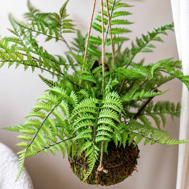 Kunstplant hangend Varen met groene bladeren is een hangplant op ijzeren standaard met een natuurgetrouwe uitstraling en een lengte van 45 cm.