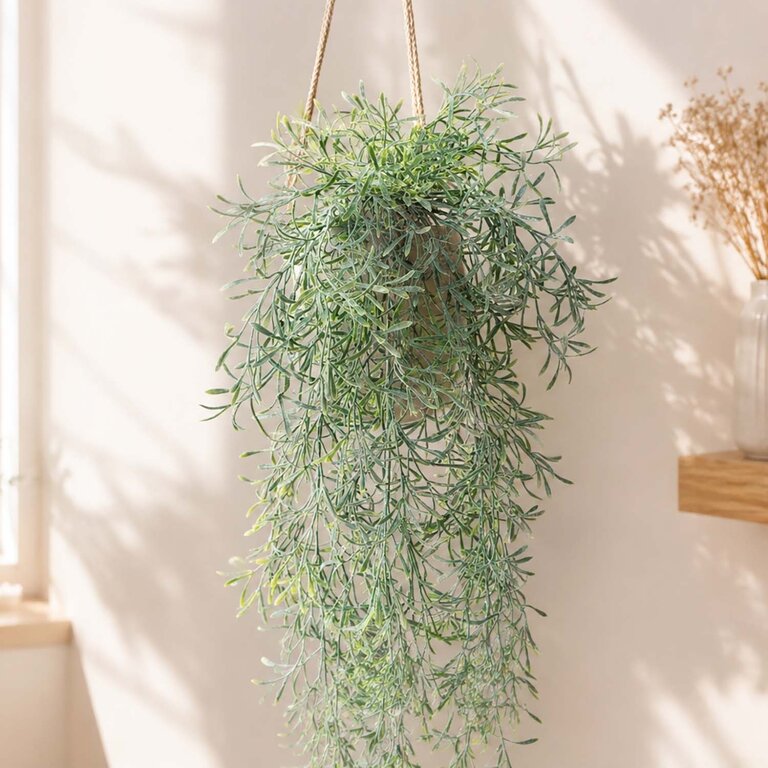 Kunstplant hangend Asparagus Sprengeri met groene bladeren is een hangplant met een natuurgetrouwe uitstraling en een lengte van 70 cm.