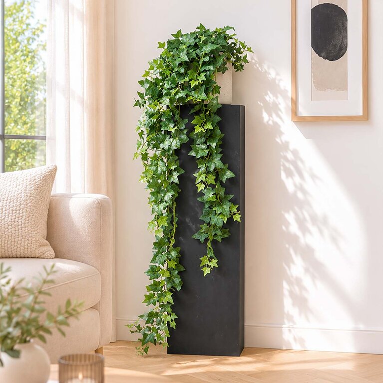 Kunstplant hangend Klimop met groene bladeren is een hangplant met een natuurgetrouwe uitstraling en een lengte van 110 cm.