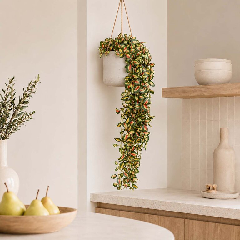Kunstplant hangend Hoya met groengele bladeren is een hangplant met een natuurgetrouwe uitstraling en een lengte van 95 cm.