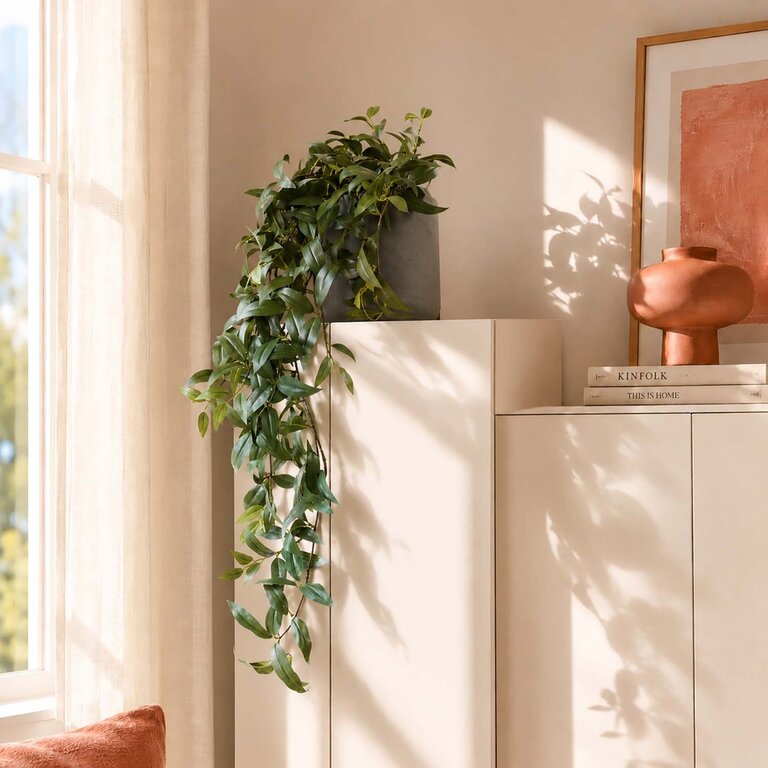Kunstplant hangend Tradescantia met groene bladeren is een hangplant met een natuurgetrouwe uitstraling en een lengte van 105 cm.