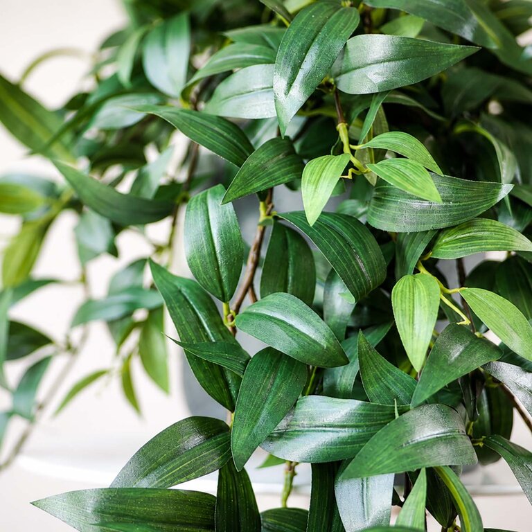 Kunstplant hangend Tradescantia met groene bladeren is een hangplant met een natuurgetrouwe uitstraling en een lengte van 105 cm.