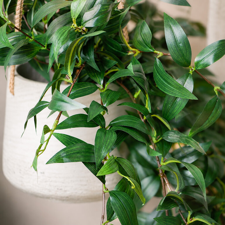 Kunstplant hangend Tradescantia met groene bladeren is een hangplant met een natuurgetrouwe uitstraling en een lengte van 125 cm.