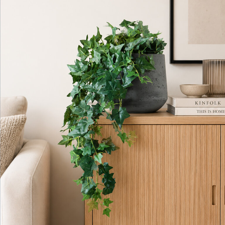 Kunstplant hangend Klimop met groene bladeren is een hangplant met een natuurgetrouwe uitstraling en een lengte van 70 cm.