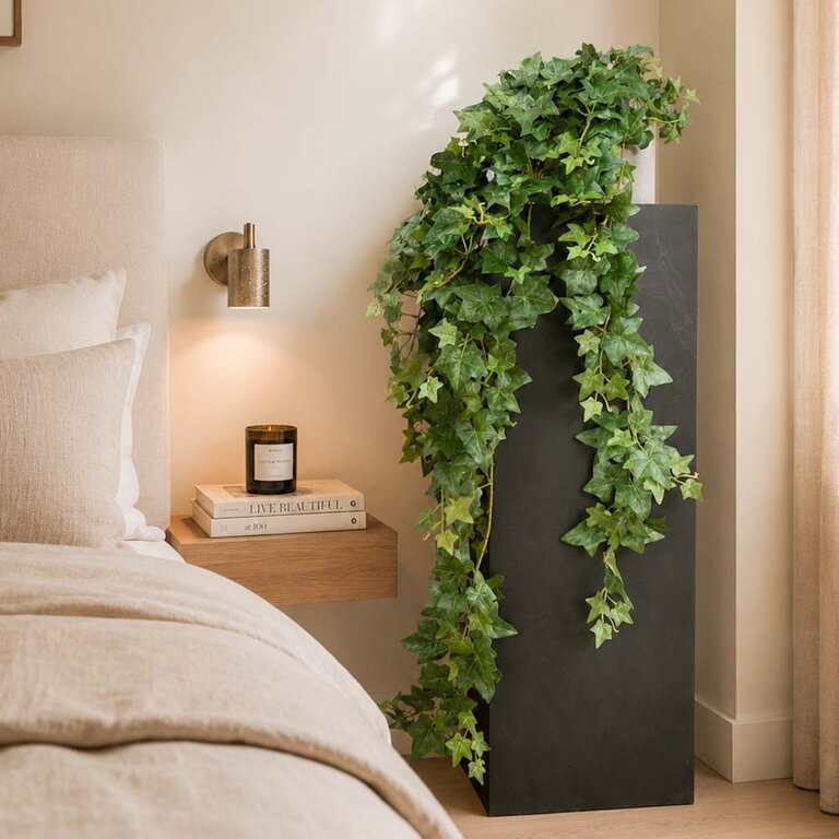 Kunstplant hangend Klimop met groene bladeren is een hangplant met een natuurgetrouwe uitstraling en een lengte van 110 cm.