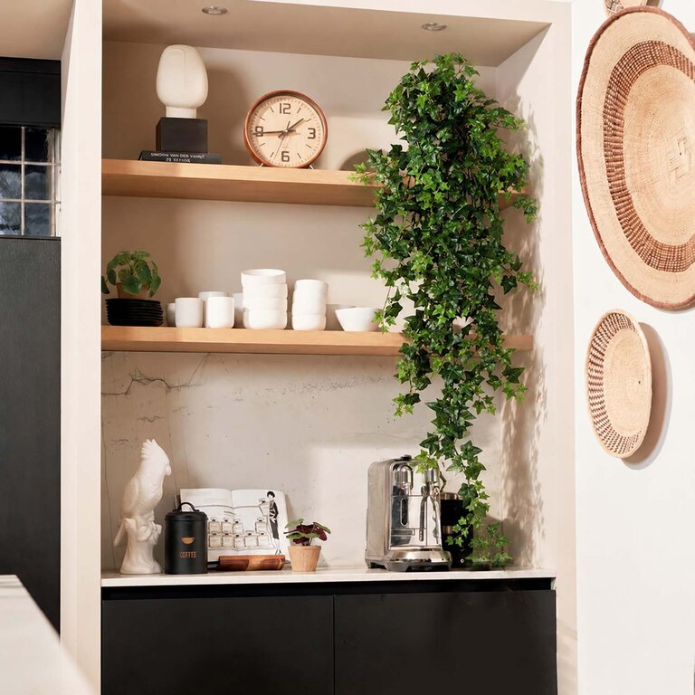 Kunstplant hangend Klimop met groene bladeren is een hangplant met een natuurgetrouwe uitstraling en een lengte van 110 cm.