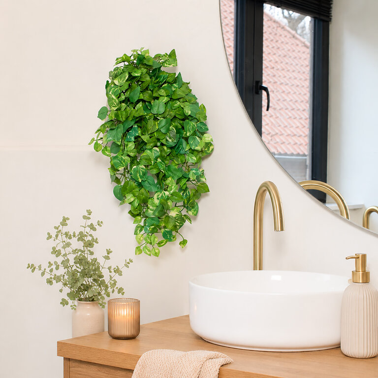Kunstplant hangend Pothos met groene bladeren is een hangplant met een natuurgetrouwe uitstraling en een lengte van 50 cm.
