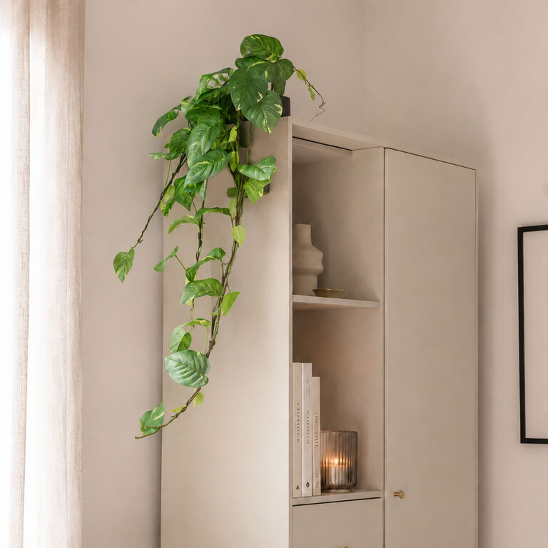 Kunstplant hangend Scindapsus met groene bladeren is een hangplant met een natuurgetrouwe uitstraling en een lengte van 135 cm.