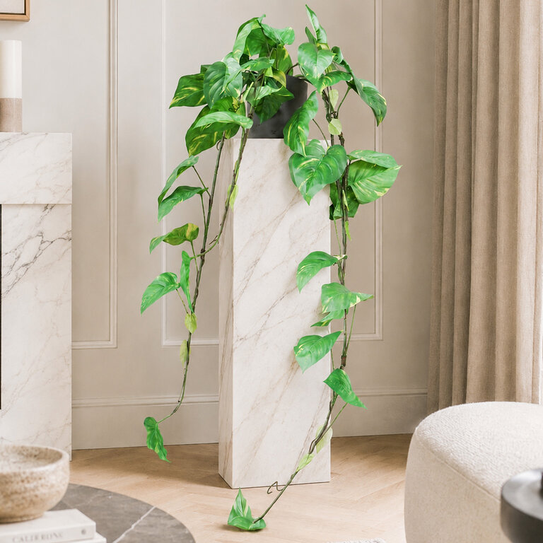 Kunstplant hangend Scindapsus met groene bladeren is een hangplant met een natuurgetrouwe uitstraling en een lengte van 135 cm.