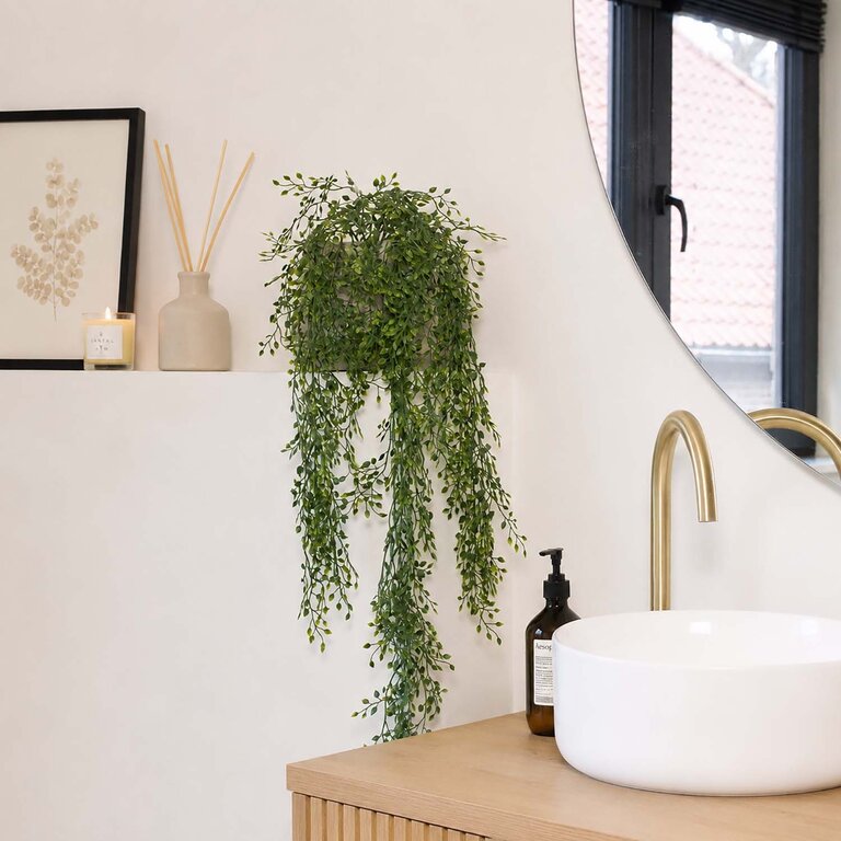 Kunstplant hangend Jasmijn met groene bladeren is een hangplant met een natuurgetrouwe uitstraling en een lengte van 80 cm.
