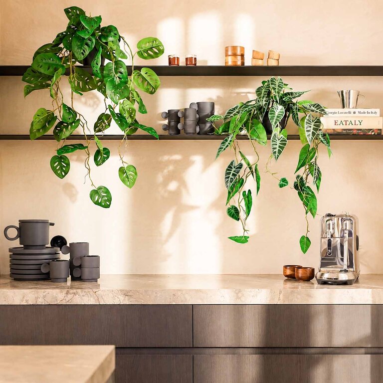Kunstplant hangend Alocasia met groene bladeren is een hangplant in hangpot met een natuurgetrouwe uitstraling en een lengte van 80 cm.
