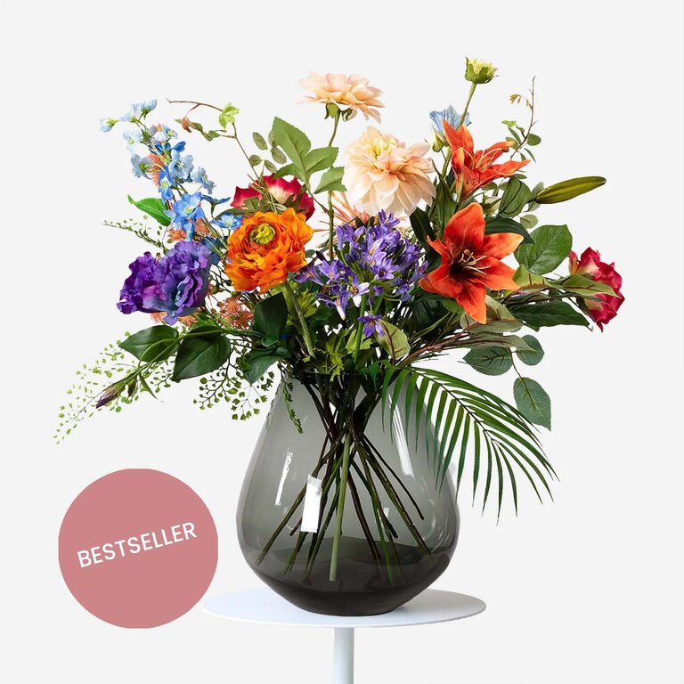 Zijden bloemen boeket Dixie Dawn is een klein en kleurrijk boeket van kunstbloemen in rode, oranje, roze, paarse en blauwe tinten.
