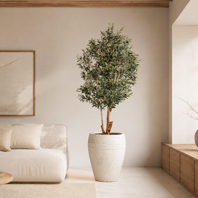 Kunstplant Olijfboom met groene bladeren en olijven is een grote kunstplant in binnenpot met een natuurgetrouwe uitstraling en een hoogte van 180 cm.