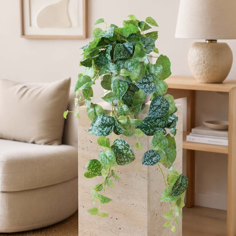 Kunstplant hangend Scindapsus met groene bladeren is een hangplant met een natuurgetrouwe uitstraling en een lengte van 90 cm.