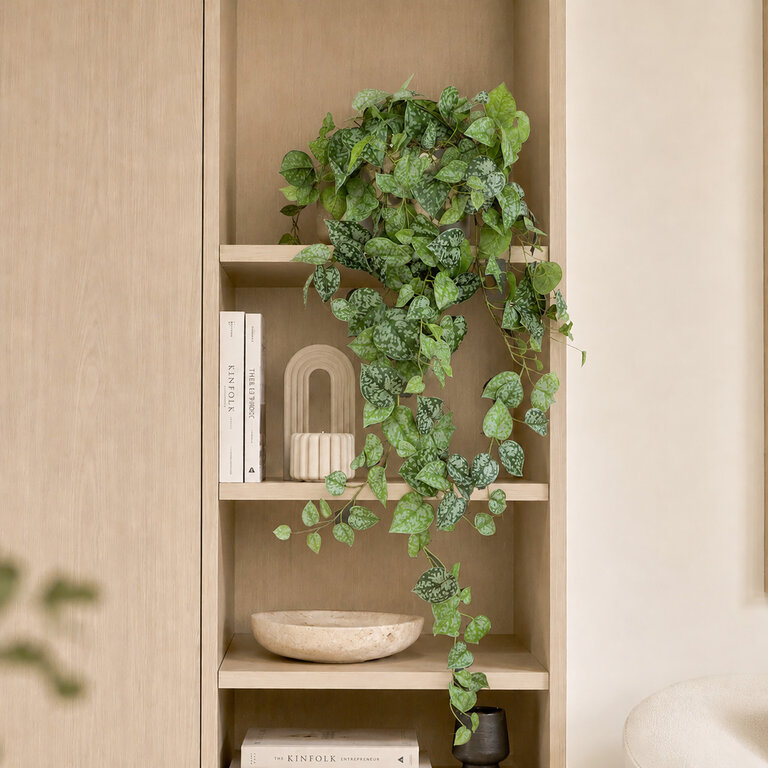 Kunstplant hangend Scindapsus met groene bladeren is een hangplant met een natuurgetrouwe uitstraling en een lengte van 120 cm.