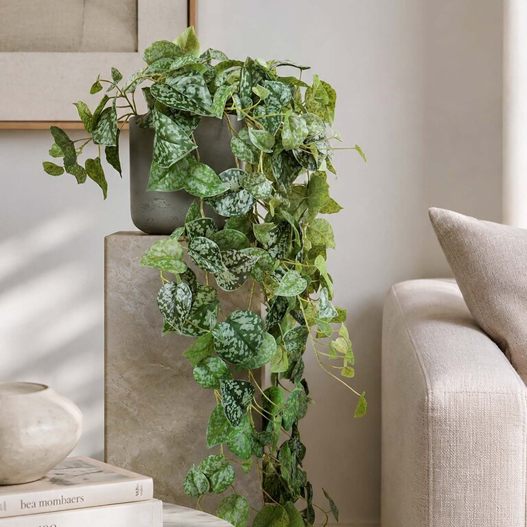 Kunstplant hangend Scindapsus met groene bladeren is een hangplant met een natuurgetrouwe uitstraling en een lengte van 120 cm.
