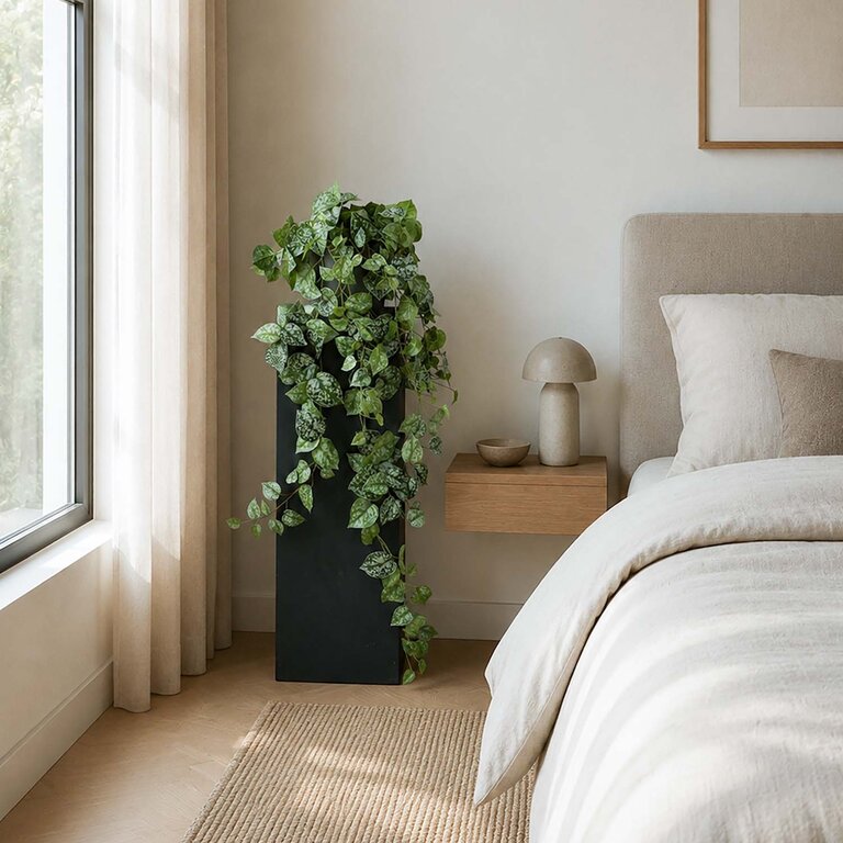 Kunstplant hangend Scindapsus met groene bladeren is een hangplant met een natuurgetrouwe uitstraling en een lengte van 120 cm.