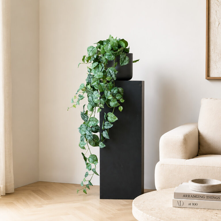 Kunstplant hangend Scindapsus met groene bladeren is een hangplant met een natuurgetrouwe uitstraling en een lengte van 120 cm.
