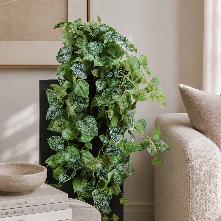 Kunstplant hangend Scindapsus met groene bladeren is een hangplant met een natuurgetrouwe uitstraling en een lengte van 180 cm.