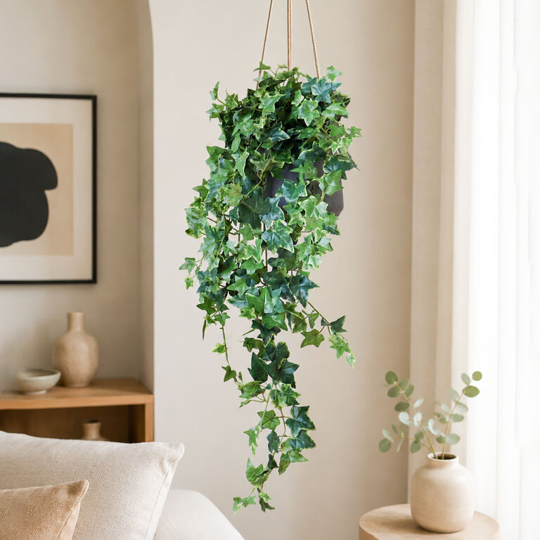 Kunstplant hangend Klimop met groenwitte bladeren is een hangplant met een natuurgetrouwe uitstraling en een lengte van 90 cm.