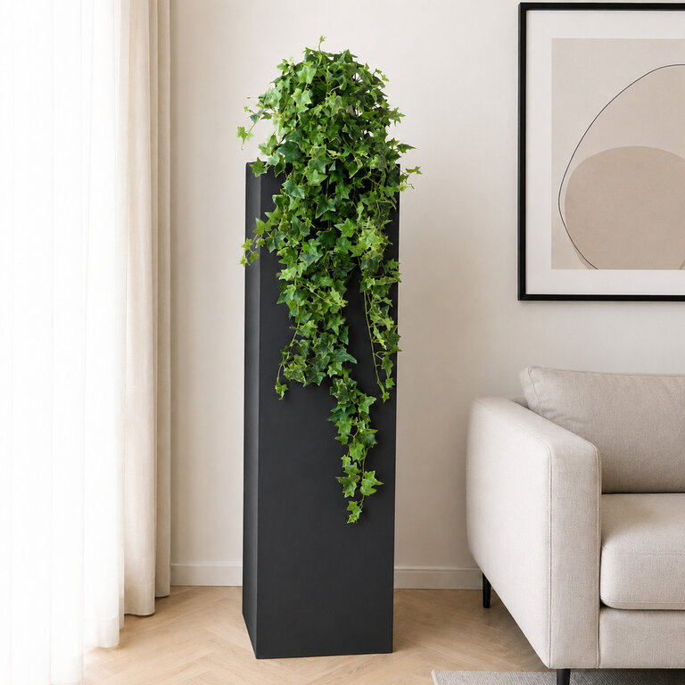 Kunstplant hangend Klimop met groenwitte bladeren is een hangplant met een natuurgetrouwe uitstraling en een lengte van 110 cm.