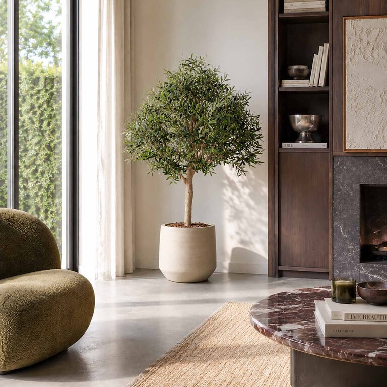 Kunstplant Olijfboom met groene bladeren en olijven is een grote kunstplant in binnenpot met een natuurgetrouwe uitstraling en een hoogte van 150 cm.