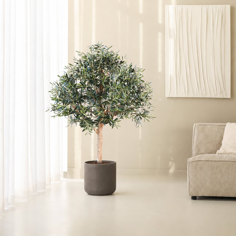 Kunstplant Olijfboom met groene bladeren en olijven is een grote kunstplant in binnenpot met een natuurgetrouwe uitstraling en een hoogte van 150 cm.
