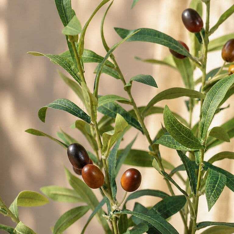 Kunstplant Olijfboom met groene bladeren en olijven is een middelgrote kunstplant in binnenpot met een natuurgetrouwe uitstraling en een hoogte van 90 cm.
