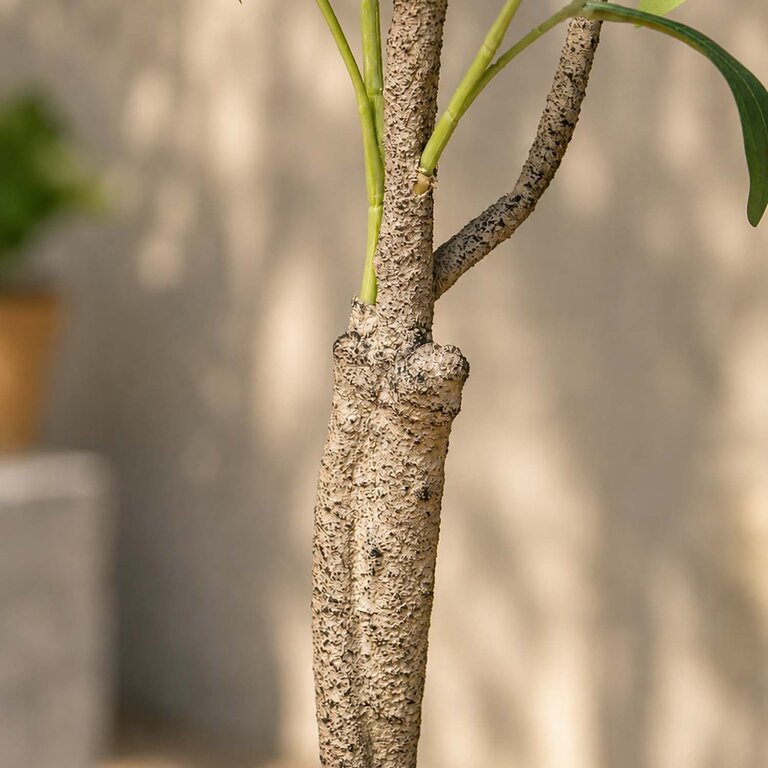 Kunstplant Olijfboom met groene bladeren en olijven is een middelgrote kunstplant in binnenpot met een natuurgetrouwe uitstraling en een hoogte van 90 cm.