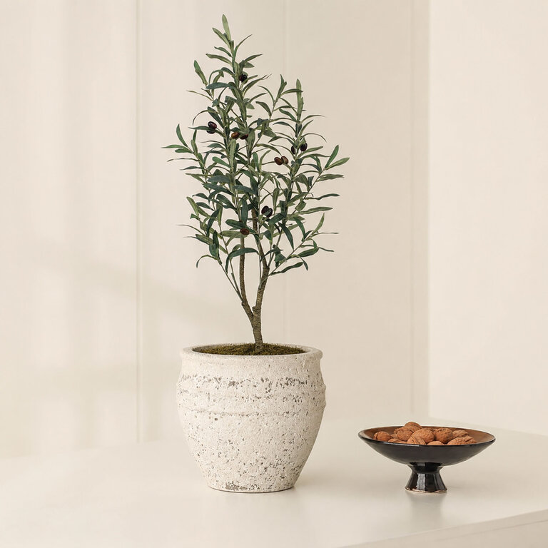 Kunstplant Olijfboom met groene bladeren en olijven is een middelgrote kunstplant in binnenpot met een natuurgetrouwe uitstraling en een hoogte van 90 cm.