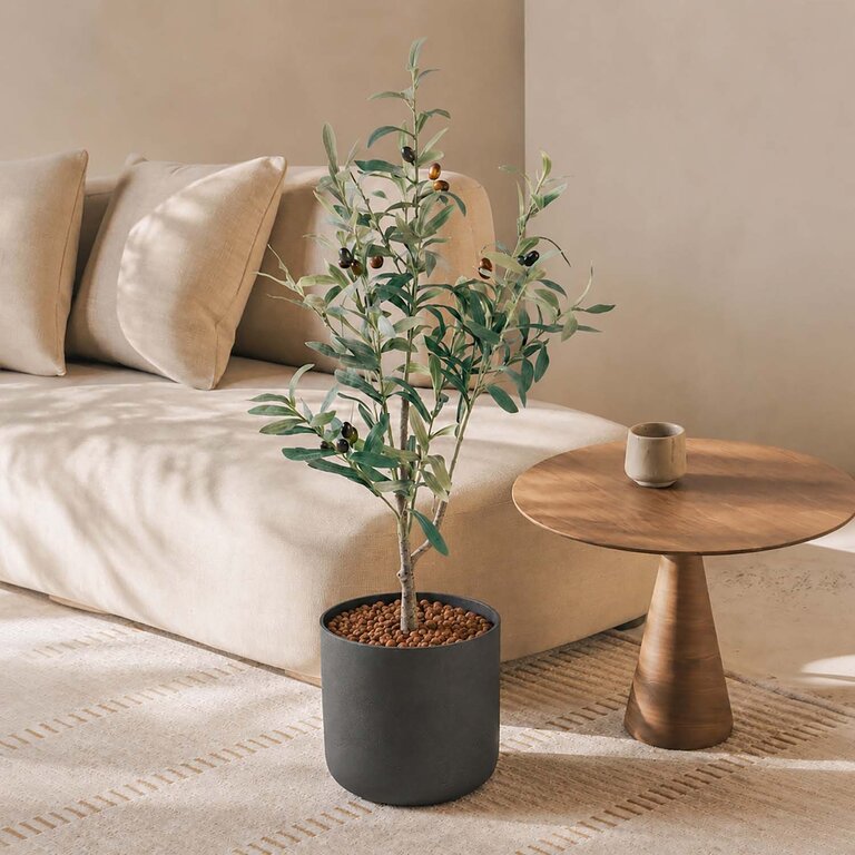 Kunstplant Olijfboom met groene bladeren en olijven is een middelgrote kunstplant in binnenpot met een natuurgetrouwe uitstraling en een hoogte van 90 cm.