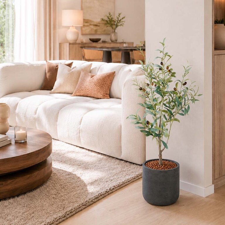 Kunstplant Olijfboom met groene bladeren en olijven is een middelgrote kunstplant in binnenpot met een natuurgetrouwe uitstraling en een hoogte van 90 cm.