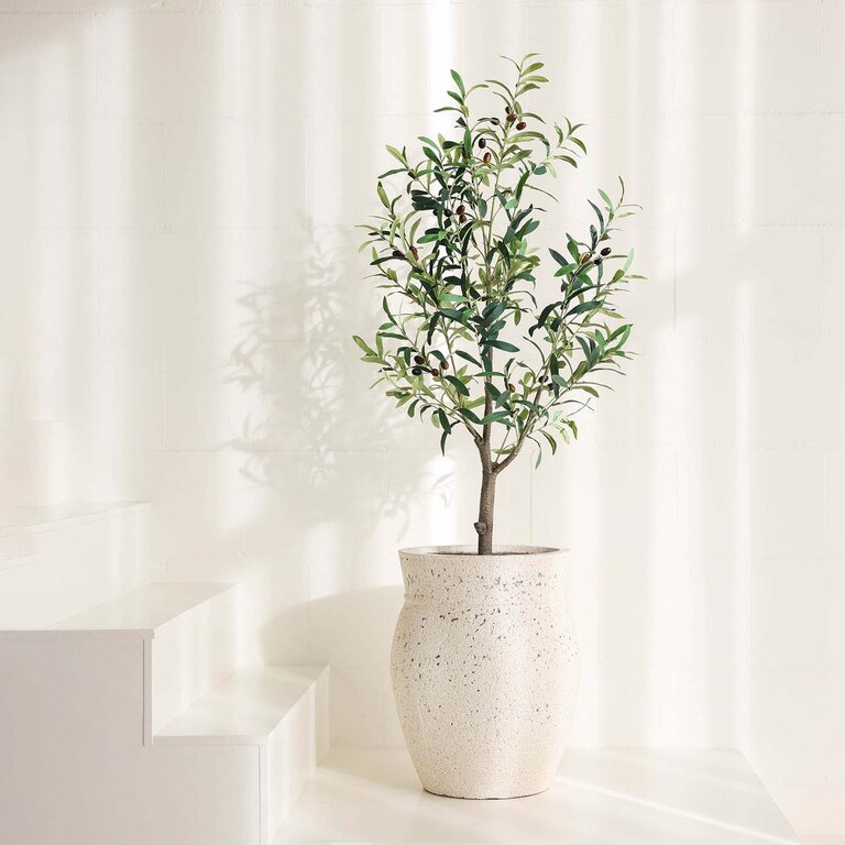 Kunstplant Olijfboom met groene bladeren en olijven is een middelgrote kunstplant in binnenpot met een natuurgetrouwe uitstraling en een hoogte van 115 cm.