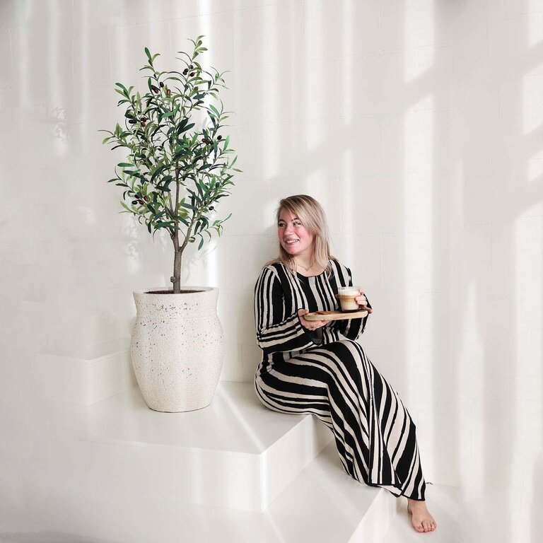 Kunstplant Olijfboom met groene bladeren en olijven is een middelgrote kunstplant in binnenpot met een natuurgetrouwe uitstraling en een hoogte van 115 cm.