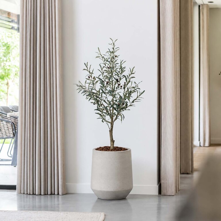 Kunstplant Olijfboom met groene bladeren en olijven is een middelgrote kunstplant in binnenpot met een natuurgetrouwe uitstraling en een hoogte van 115 cm.