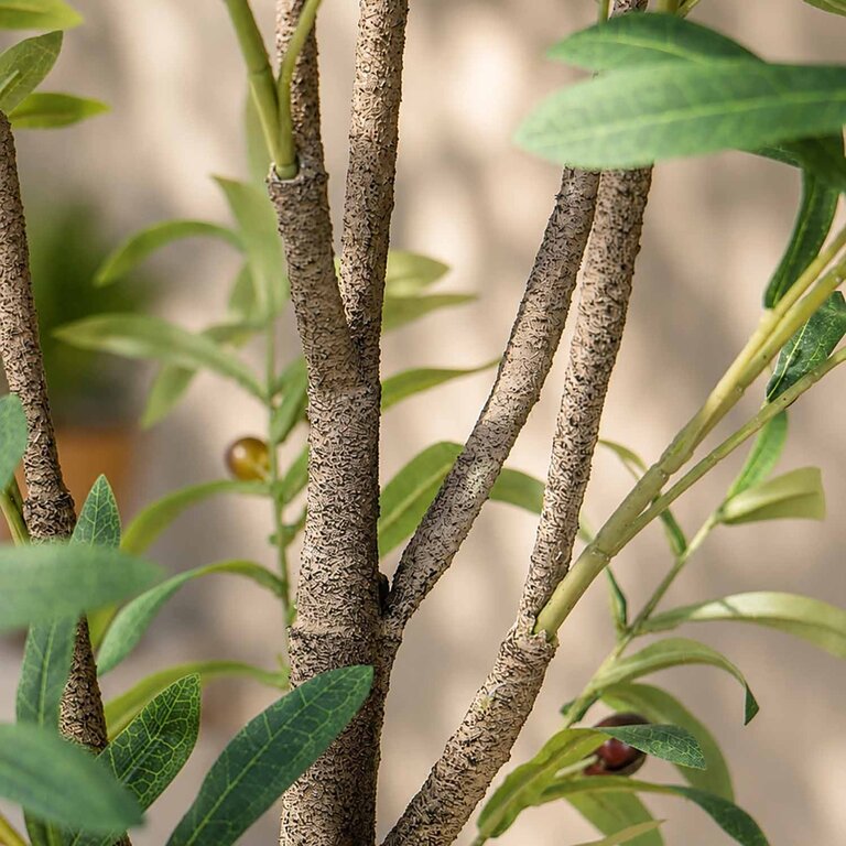 Kunstplant Olijfboom met groene bladeren en olijven is een grote kunstplant in binnenpot met een natuurgetrouwe uitstraling en een hoogte van 140 cm.