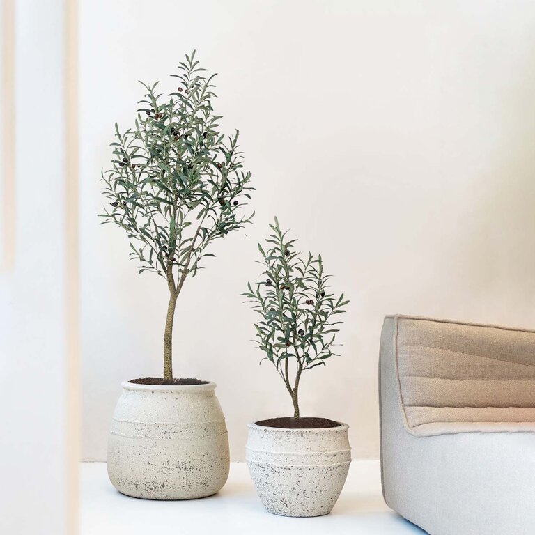 Kunstplant Olijfboom met groene bladeren en olijven is een grote kunstplant in binnenpot met een natuurgetrouwe uitstraling en een hoogte van 140 cm.