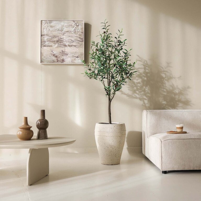 Kunstplant Olijfboom met groene bladeren en olijven is een grote kunstplant in binnenpot met een natuurgetrouwe uitstraling en een hoogte van 140 cm.