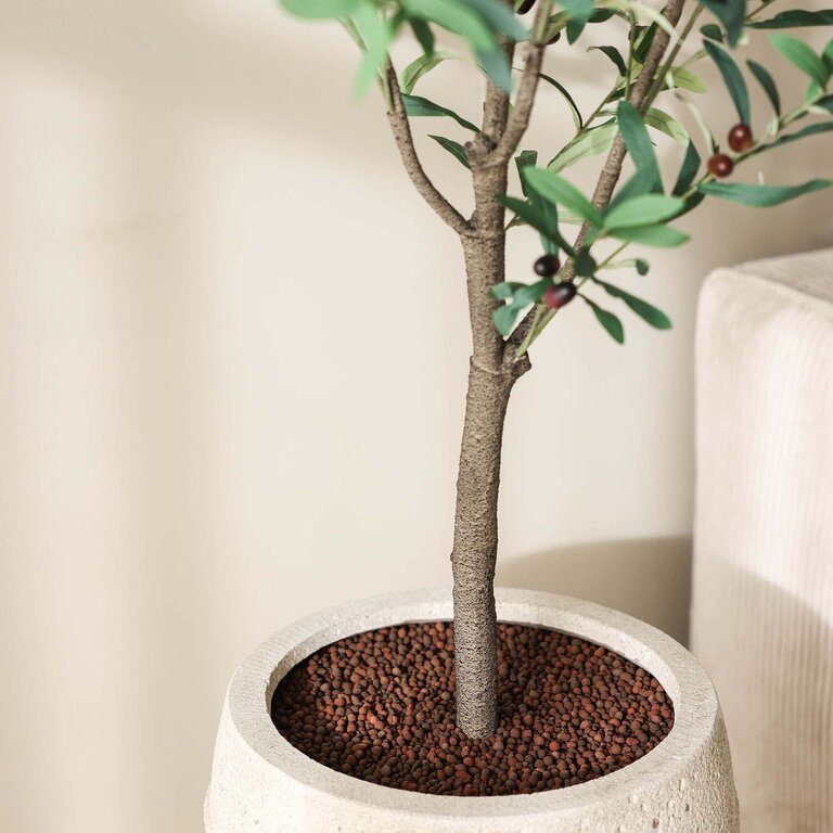 Kunstplant Olijfboom met groene bladeren en olijven is een grote kunstplant in binnenpot met een natuurgetrouwe uitstraling en een hoogte van 140 cm.
