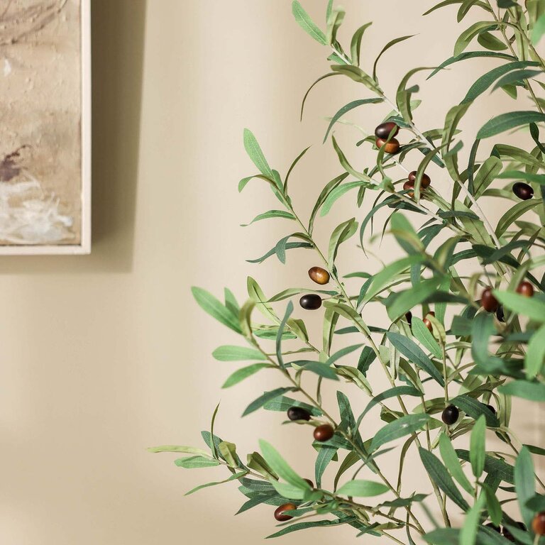 Kunstplant Olijfboom met groene bladeren en olijven is een grote kunstplant in binnenpot met een natuurgetrouwe uitstraling en een hoogte van 140 cm.