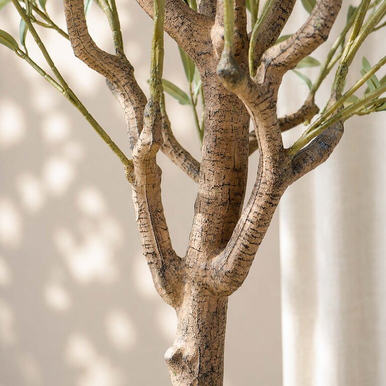 Kunstplant Olijfboom met groene bladeren en olijven is een grote kunstplant in binnenpot met een natuurgetrouwe uitstraling en een hoogte van 180 cm.