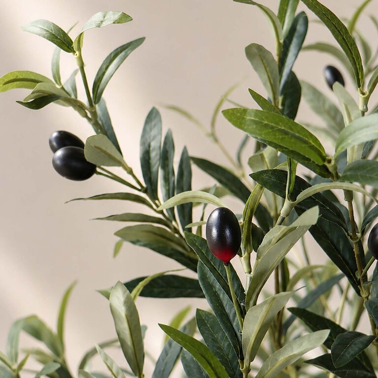 Kunstplant Olijfboom met groene bladeren en olijven is een grote kunstplant in binnenpot met een natuurgetrouwe uitstraling en een hoogte van 180 cm.