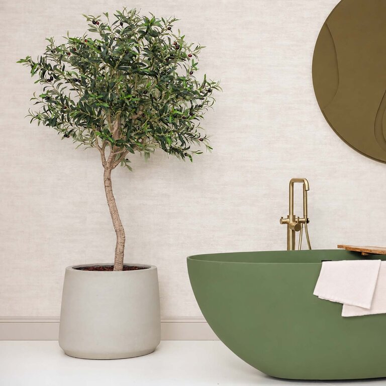 Kunstplant Olijfboom met groene bladeren en olijven is een grote kunstplant in binnenpot met een natuurgetrouwe uitstraling en een hoogte van 180 cm.