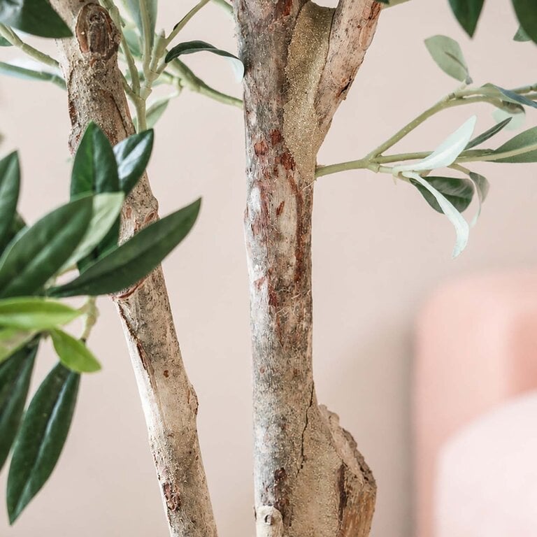 Kunstplant Olijfboom met groene bladeren en olijven is een grote kunstplant in binnenpot met een natuurgetrouwe uitstraling en een hoogte van 120 cm.