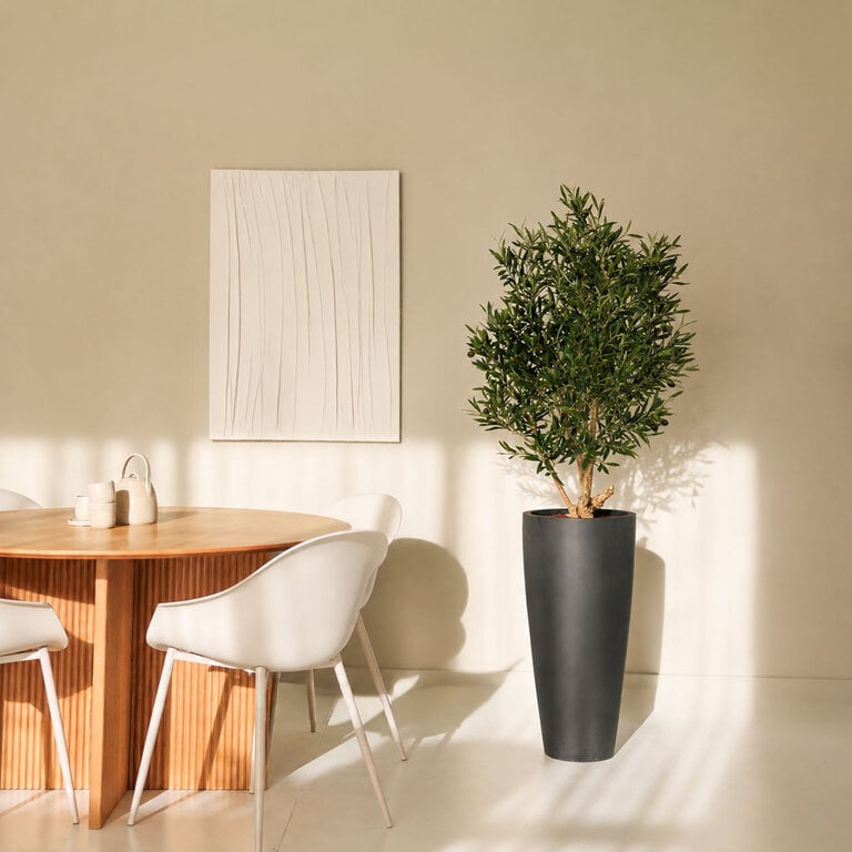 Kunstplant Olijfboom met groene bladeren en olijven is een grote kunstplant in binnenpot met een natuurgetrouwe uitstraling en een hoogte van 120 cm.