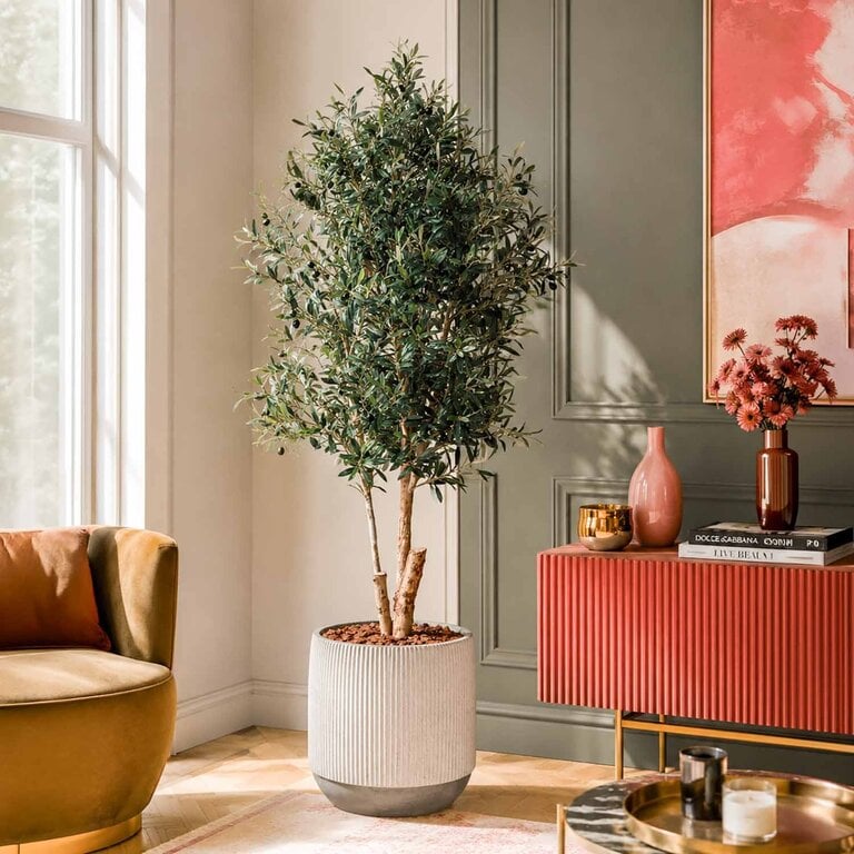 Kunstplant Olijfboom met groene bladeren en olijven is een grote kunstplant in binnenpot met een natuurgetrouwe uitstraling en een hoogte van 180 cm.