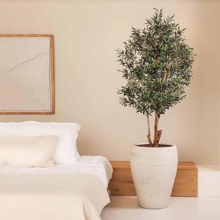 Kunstplant Olijfboom met groene bladeren en olijven is een grote kunstplant in binnenpot met een natuurgetrouwe uitstraling en een hoogte van 180 cm.