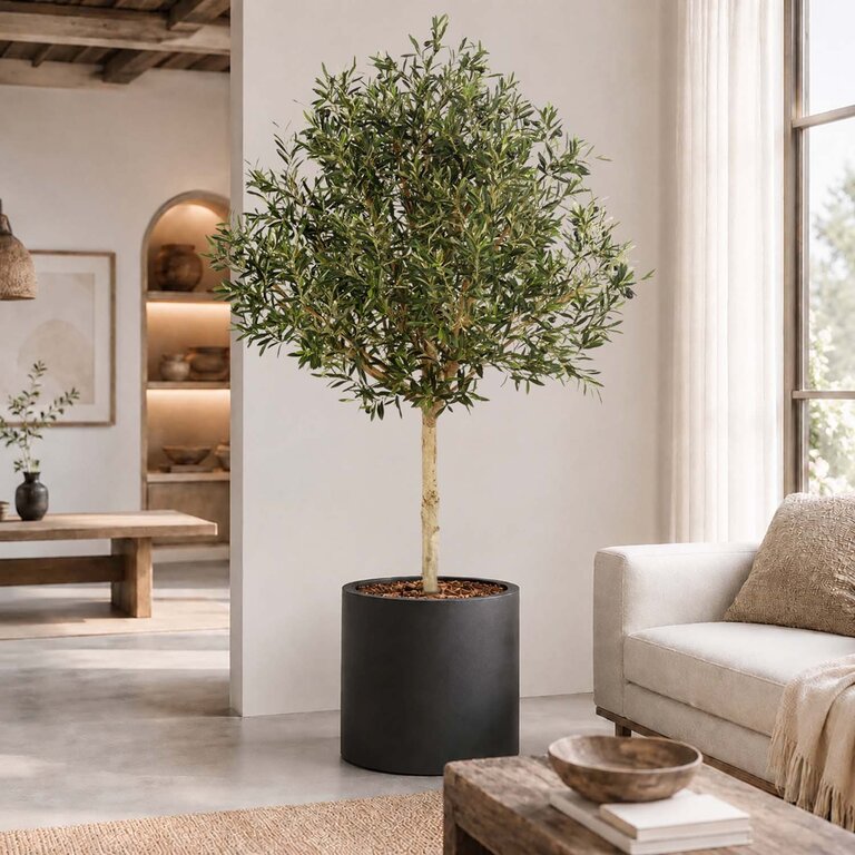 Kunstplant Olijfboom met groene bladeren en olijven is een grote kunstplant in binnenpot met een natuurgetrouwe uitstraling en een hoogte van 180 cm.